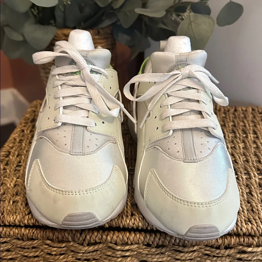 Nike Youth Hurache Run 2.0 GS Sea Glass Lime Blast 6.5Y caged heel Sneakers